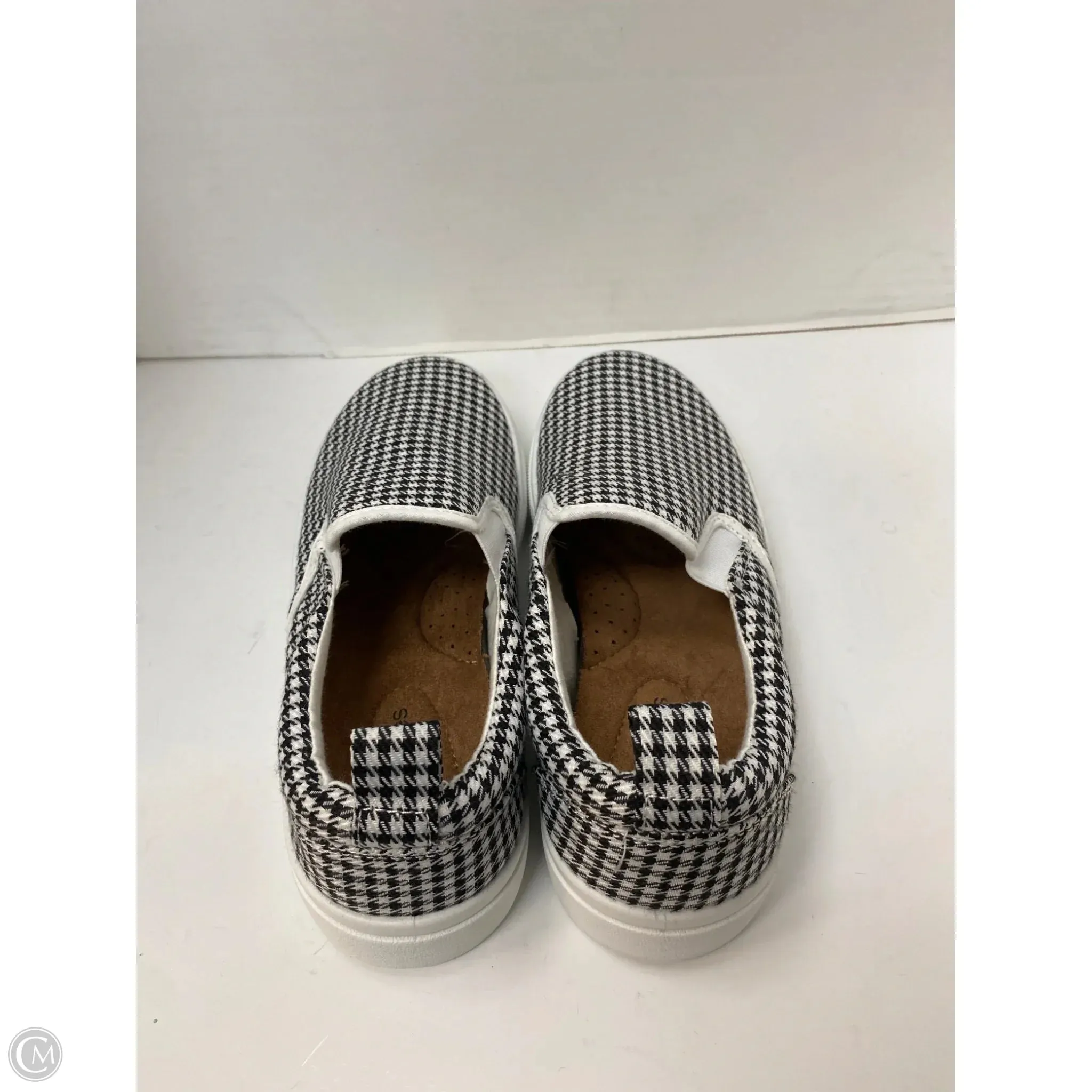 Shoes Sneakers By Maurices In Black & White, Size: 6.5