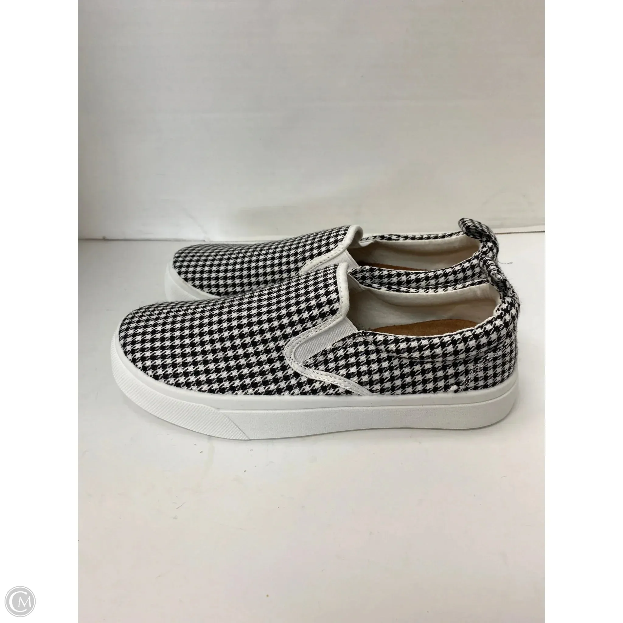 Shoes Sneakers By Maurices In Black & White, Size: 6.5