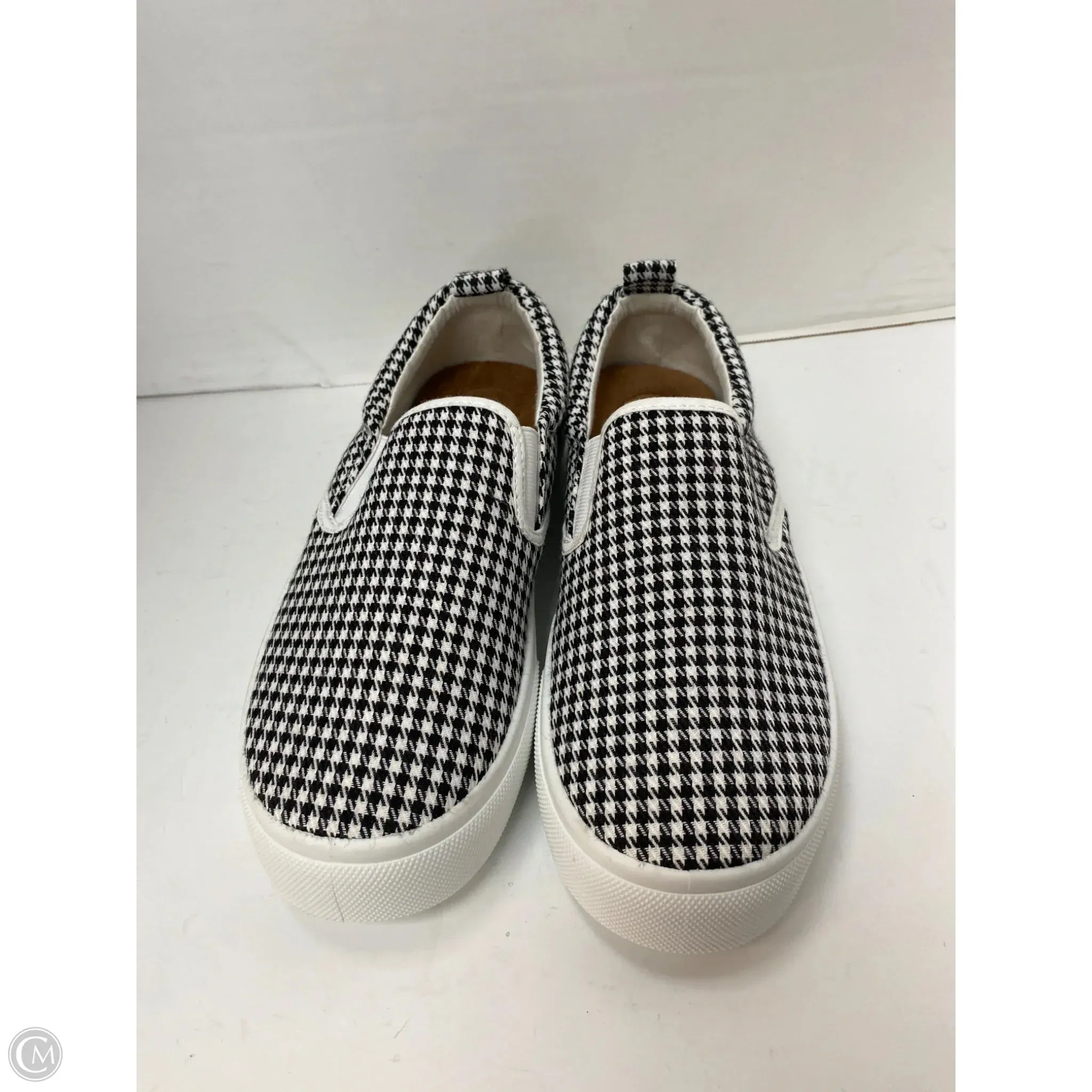 Shoes Sneakers By Maurices In Black & White, Size: 6.5